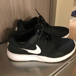 Black & white Nike Roshe size 8